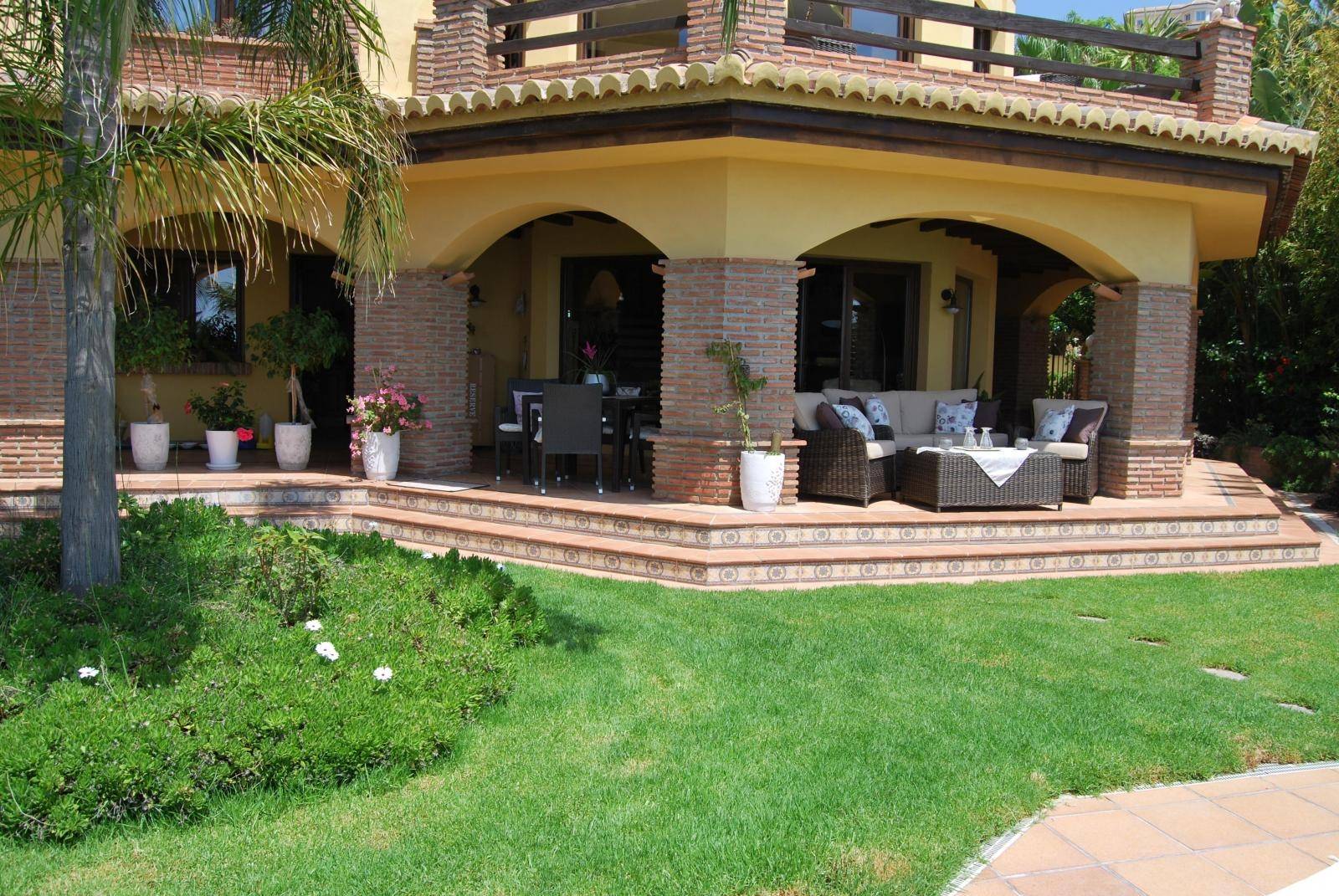 Beautiful villa for sale in Monte de los Almendros with stunning views. Salobreña
