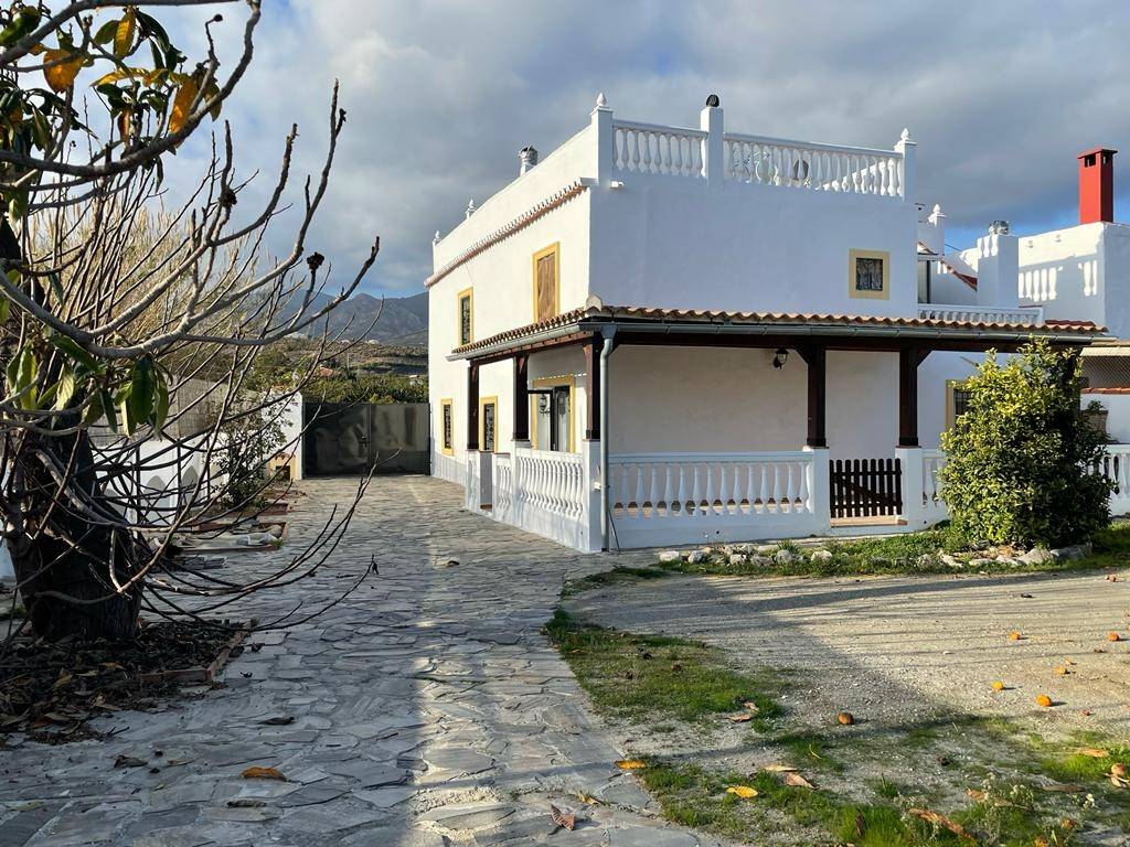 Bonita y espaciosa casa en venta en Matagallares, Salobreña