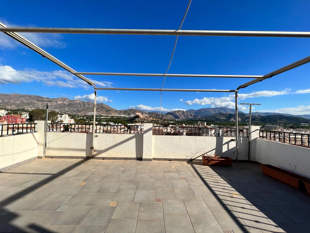 Magnifica casa en venta en Salobreña, con amplia terraza y bonitas vistas a la montaña!