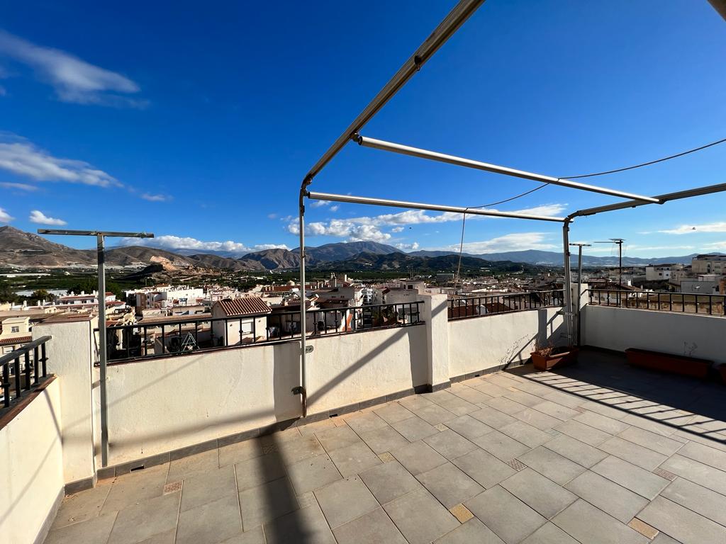 Magnifica casa en venta en Salobreña, con amplia terraza y bonitas vistas a la montaña!