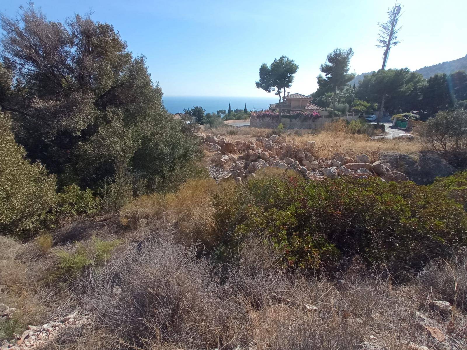 Plot located in the privileged environment of La Herradura, well connected to the National Highway 340 and overlooking the sea.