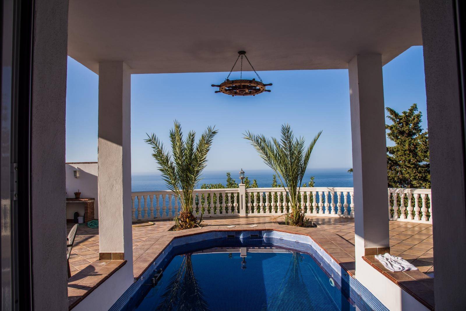 Maravillosa villa en venta en Urb. Alfamar, con increíbles vistas al mar!
