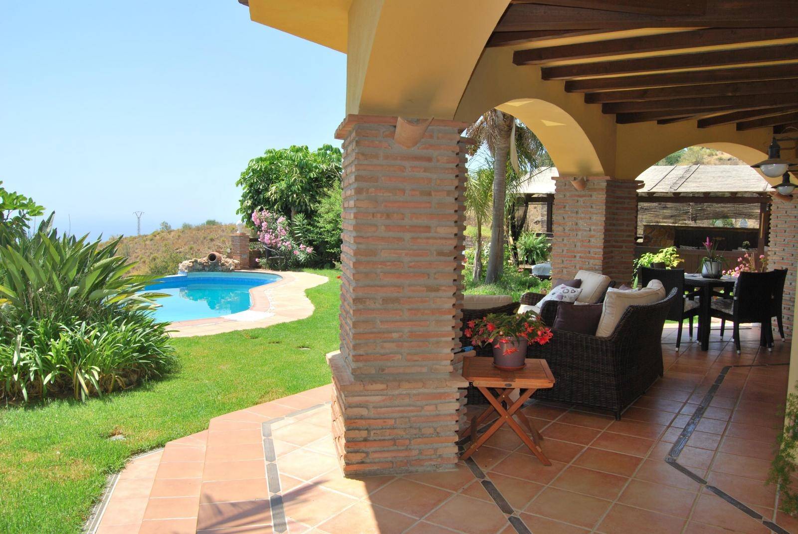 Beautiful villa for sale in Monte de los Almendros with stunning views. Salobreña