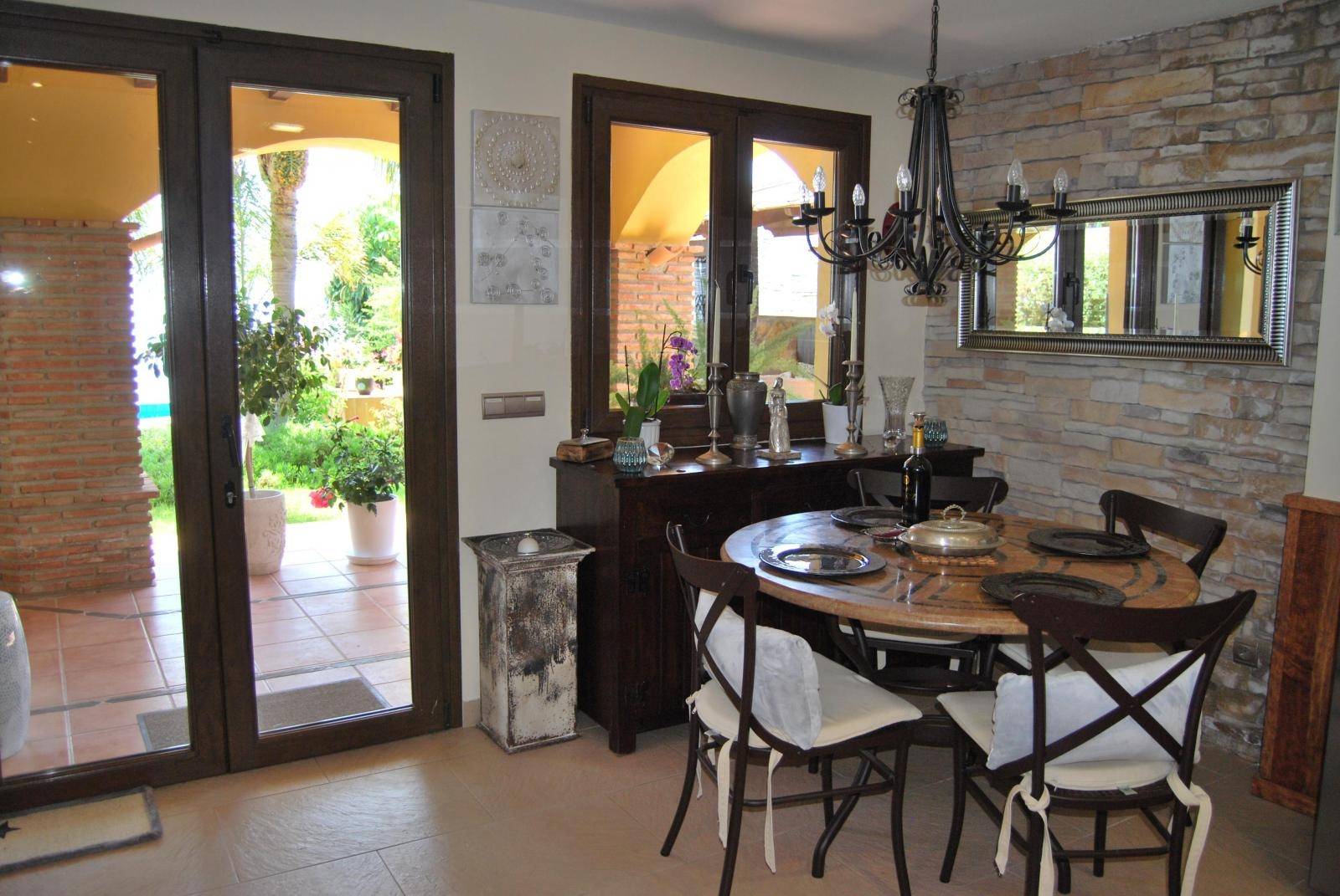 Beautiful villa for sale in Monte de los Almendros with stunning views. Salobreña