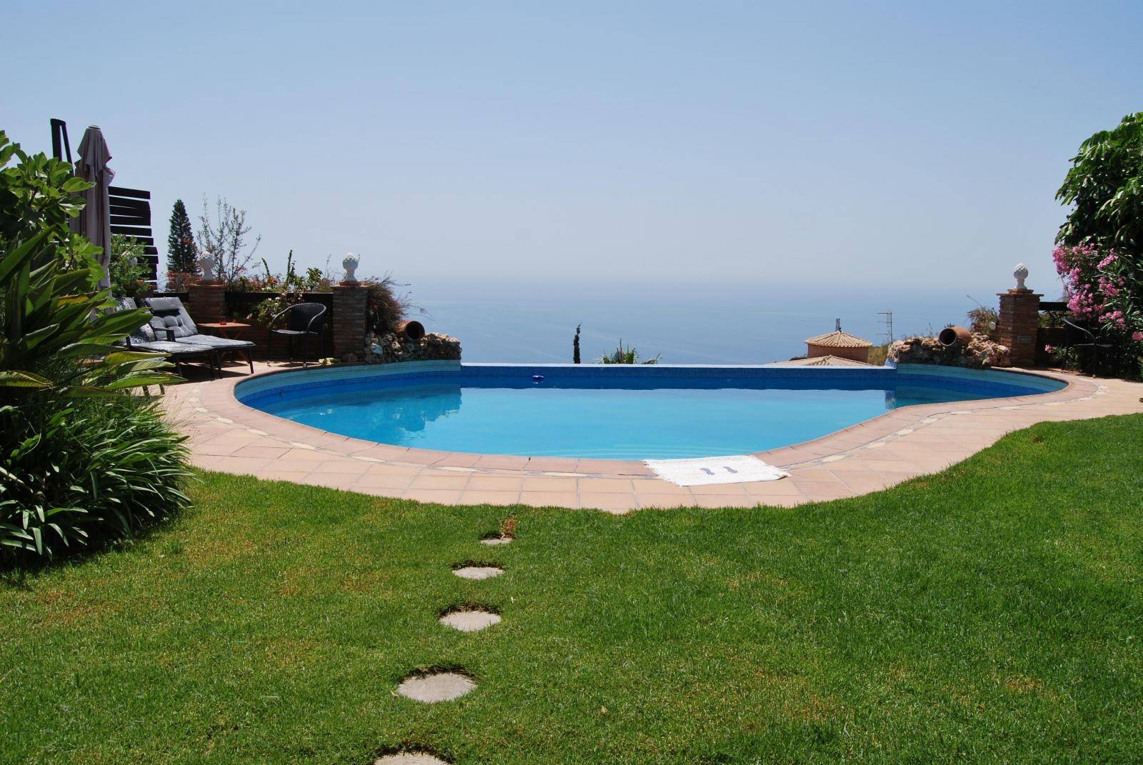 Beautiful villa for sale in Monte de los Almendros with stunning views. Salobreña