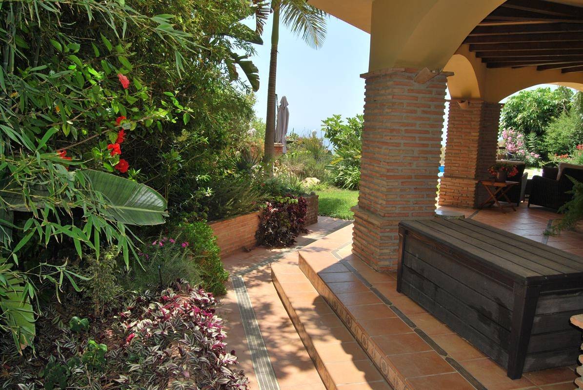 Beautiful villa for sale in Monte de los Almendros with stunning views. Salobreña