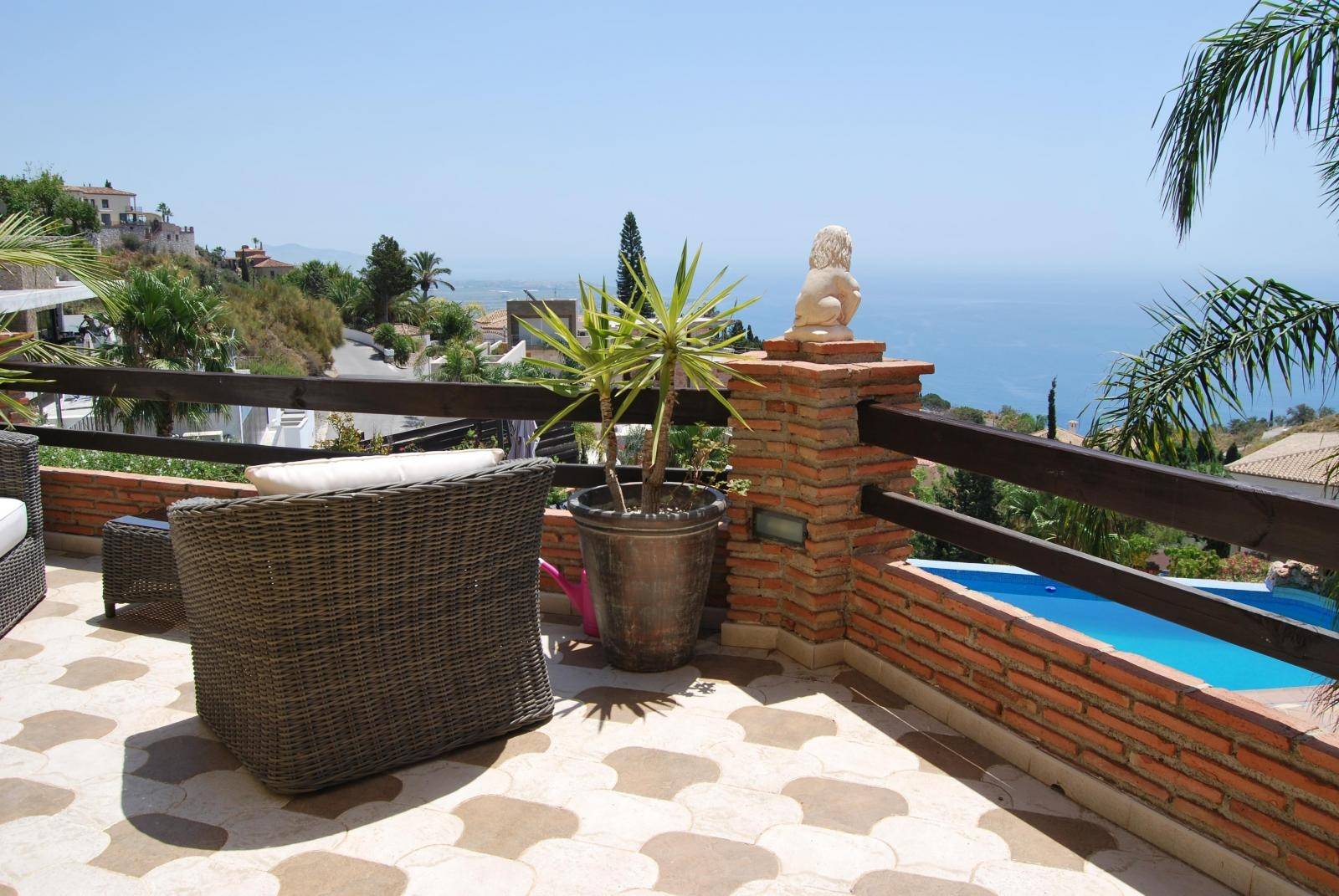 Beautiful villa for sale in Monte de los Almendros with stunning views. Salobreña