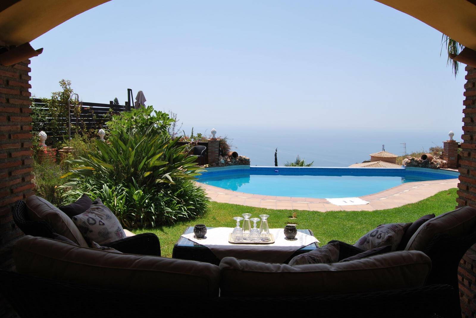 Beautiful villa for sale in Monte de los Almendros with stunning views. Salobreña