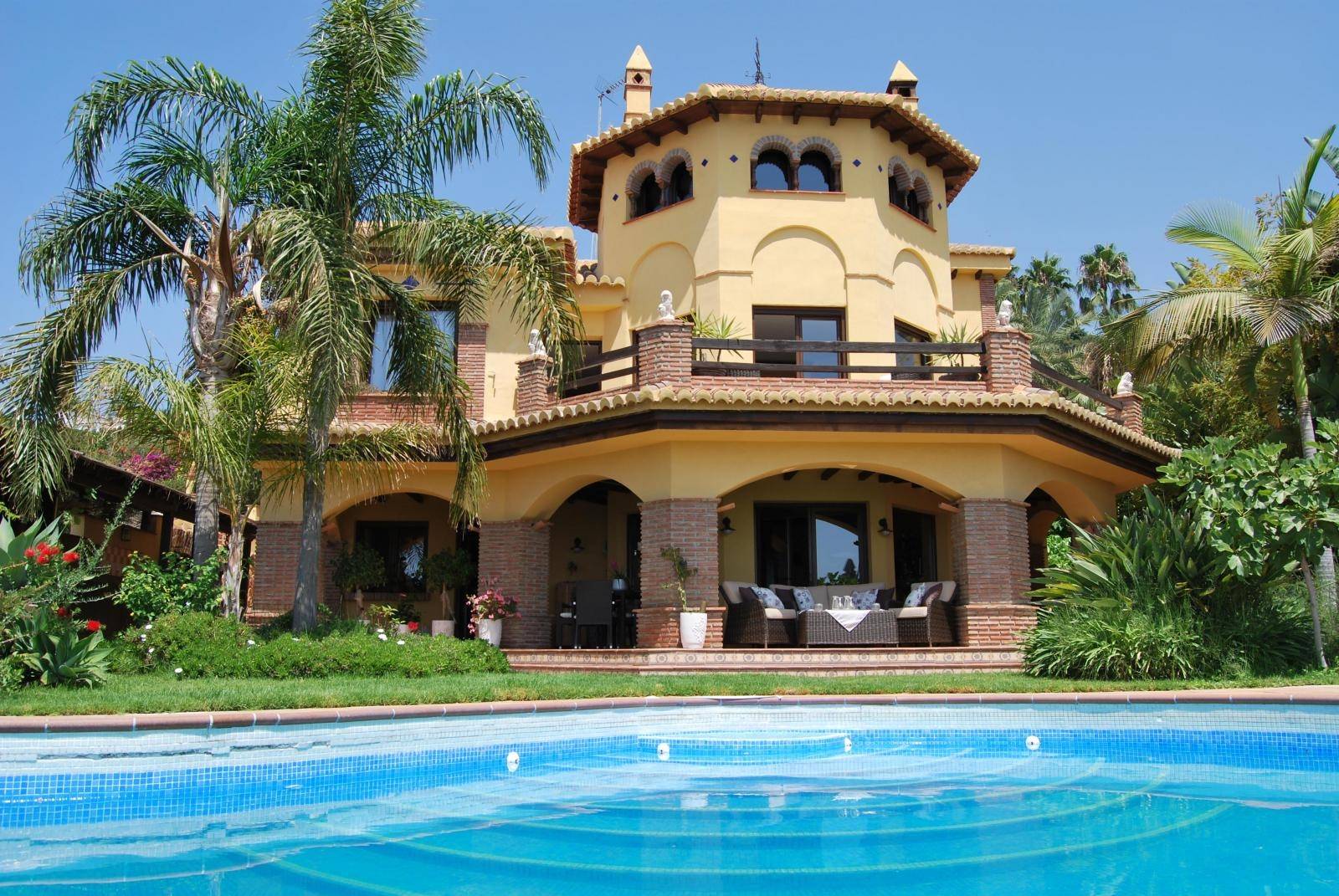 Beautiful villa for sale in Monte de los Almendros with stunning views. Salobreña