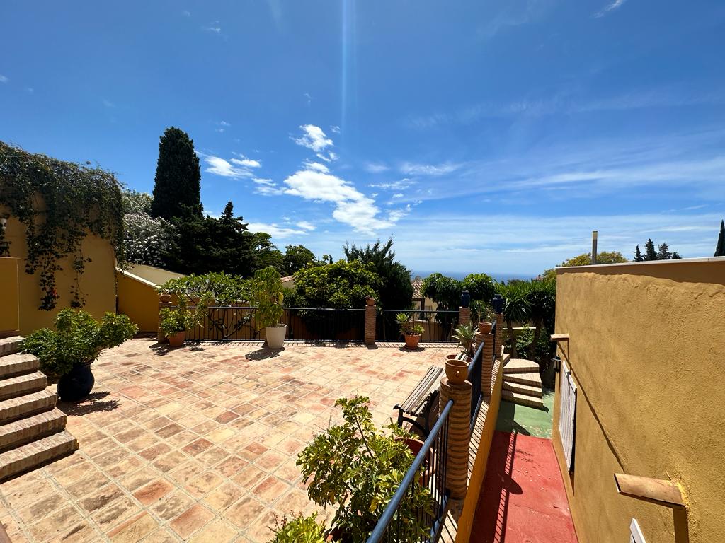 Villa with sea views located in El Monte de los Almendros, in Salobreña