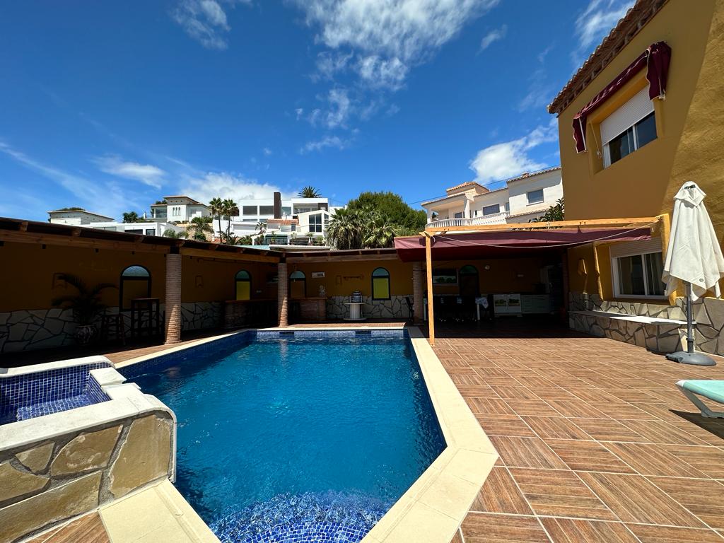 Villa with sea views located in El Monte de los Almendros, in Salobreña