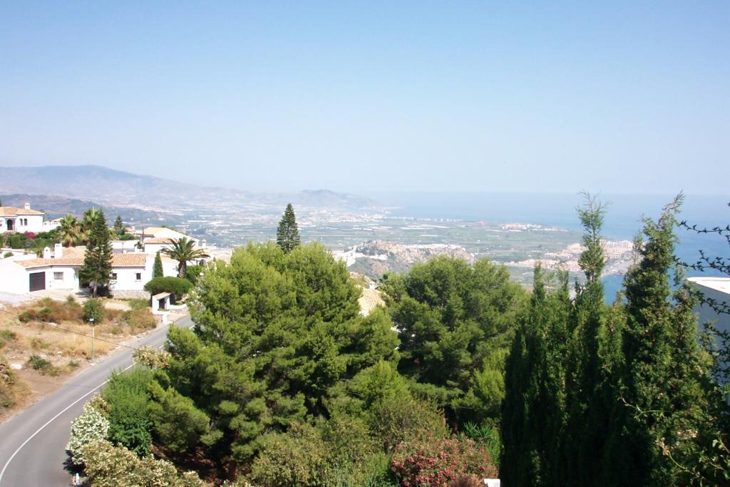 Espectacular parcela en Urbanización exclusivo Monte de los Almendros, con vistas al mar, a la montaña y al castillo arabe de Salobreña.