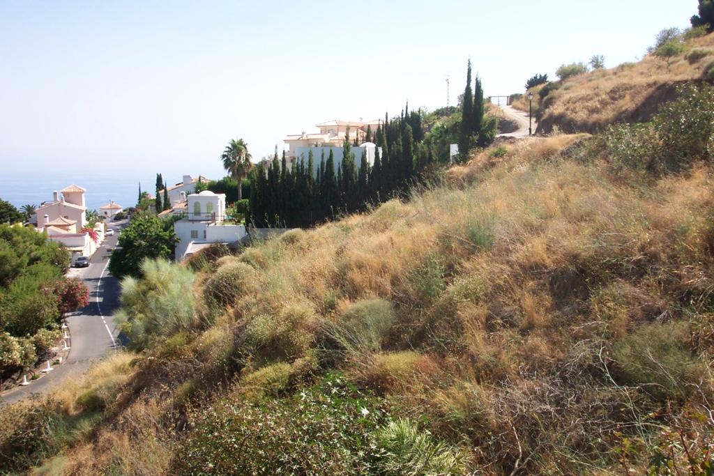 Spectacular plot in exclusive urbanization Monte de los Almendros, overlooking the sea, the mountains and the Moorish castle of Salobreña.