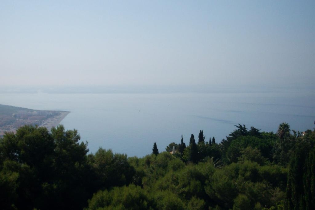 Spectacular plot in exclusive urbanization Monte de los Almendros, overlooking the sea, the mountains and the Moorish castle of Salobreña.