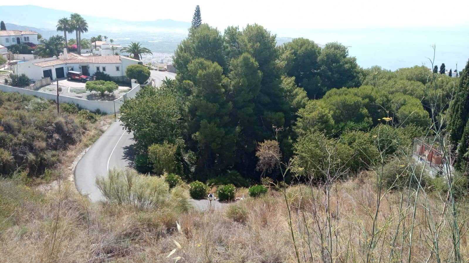 Spectacular plot in exclusive urbanization Monte de los Almendros, overlooking the sea, the mountains and the Moorish castle of Salobreña.