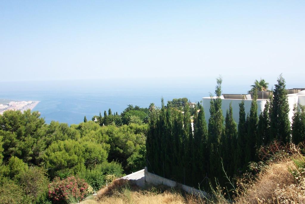 Espectacular parcela en Urbanización exclusivo Monte de los Almendros, con vistas al mar, a la montaña y al castillo arabe de Salobreña.