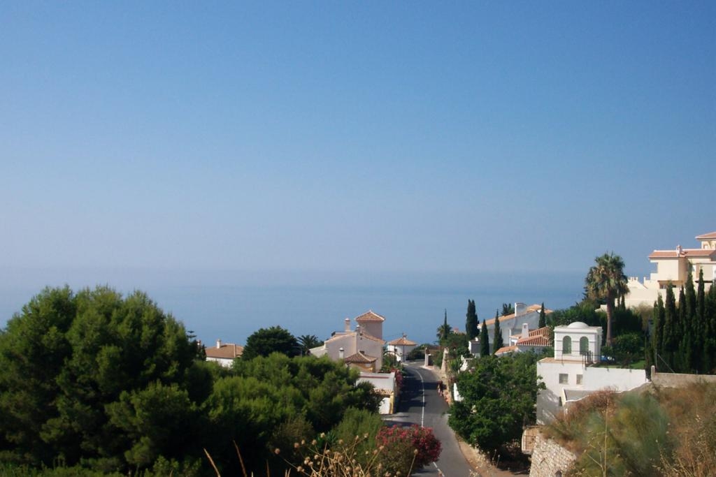 Espectacular parcela en Urbanización exclusivo Monte de los Almendros, con vistas al mar, a la montaña y al castillo arabe de Salobreña.