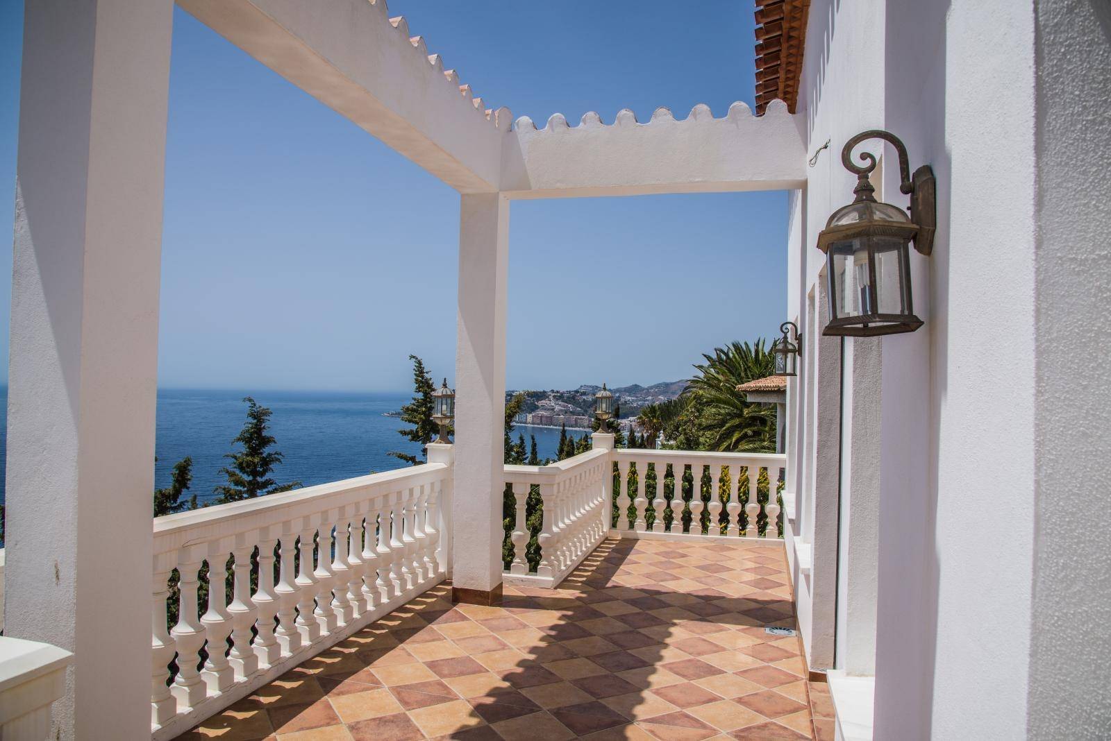 Maravillosa villa en venta en Urb. Alfamar, con increíbles vistas al mar!