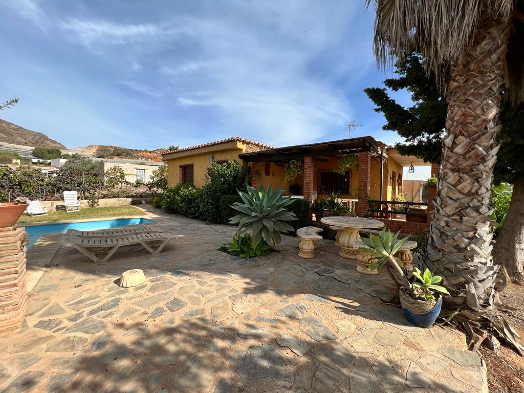 Cortijo con piscina en venta en Molvízar