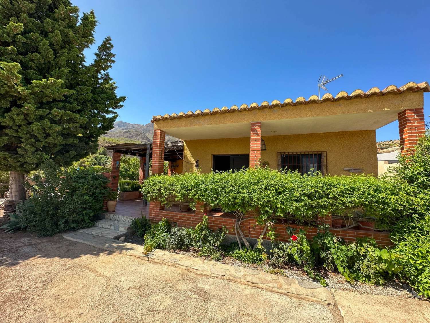 Cortijo con piscina en venta en Molvízar