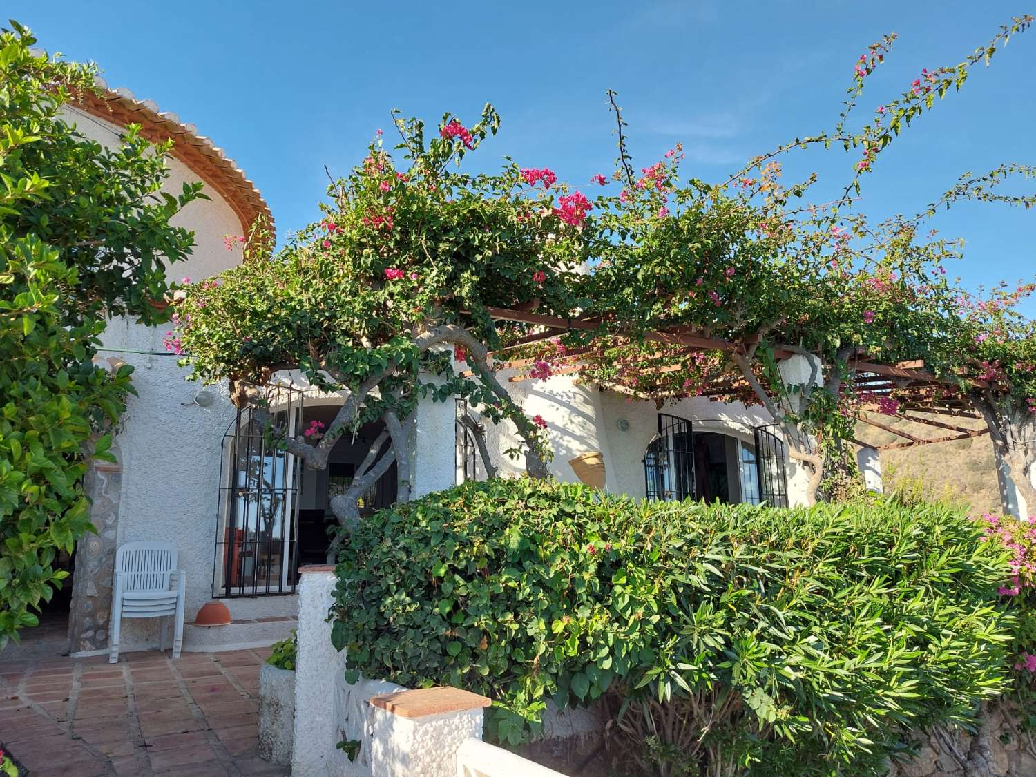 Wonderful villa for sale with private pool, mature gardens and panoramic sea views