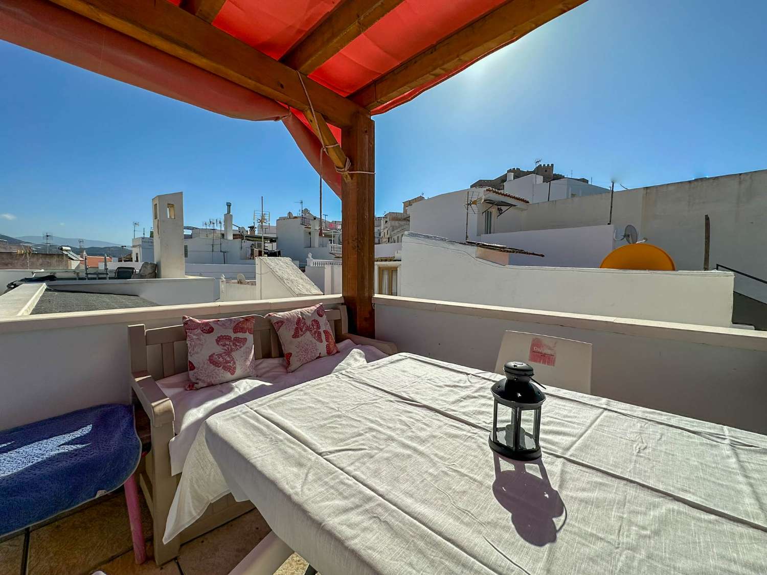 Amplia casa de pueblo con vistas en venta en Salobreña