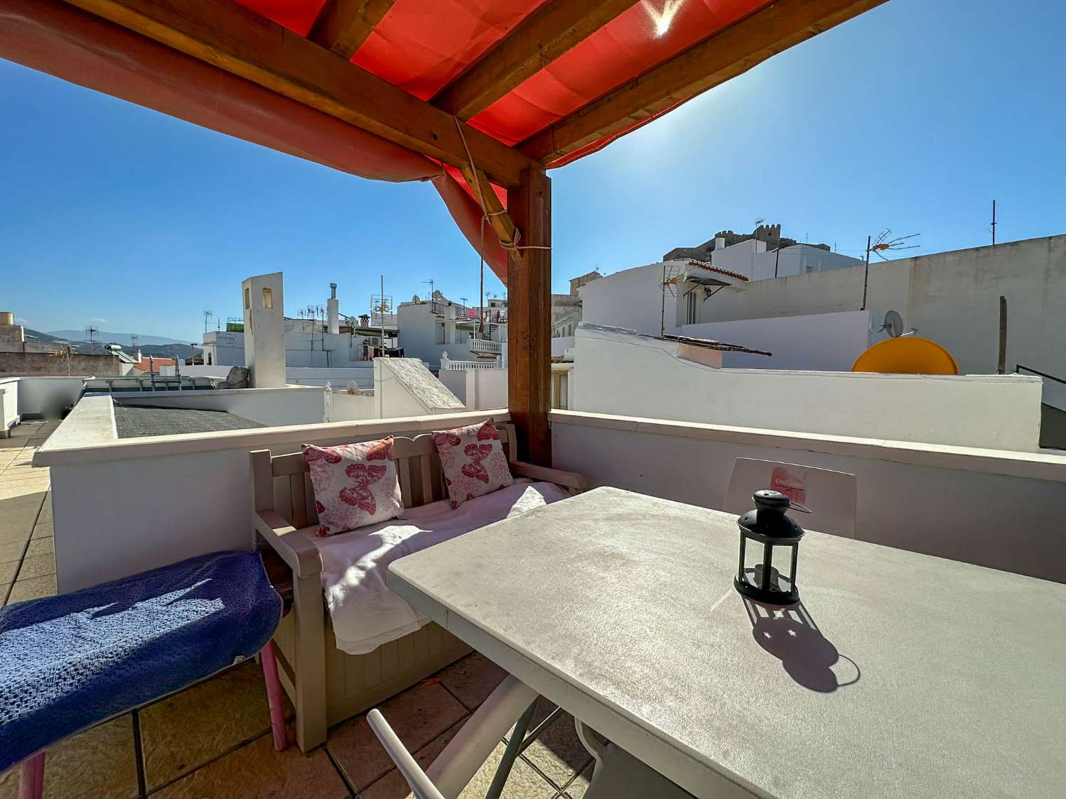 Amplia casa de pueblo con vistas en venta en Salobreña