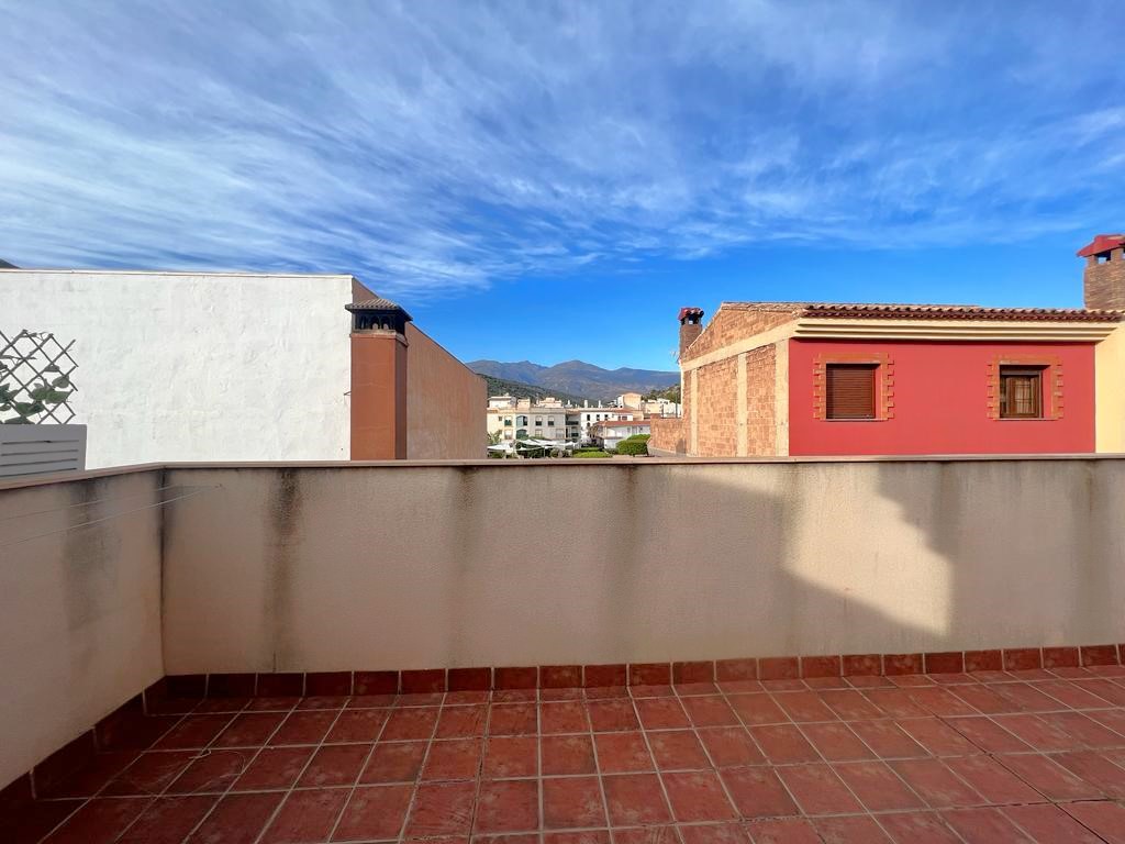 Spacious house for sale with terrace in Vélez de Benaudalla