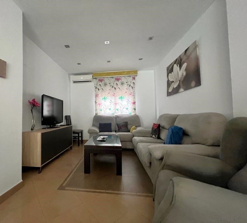Spacious house for sale with terrace in Vélez de Benaudalla