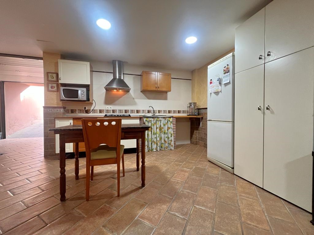 Spacious house for sale with terrace in Vélez de Benaudalla
