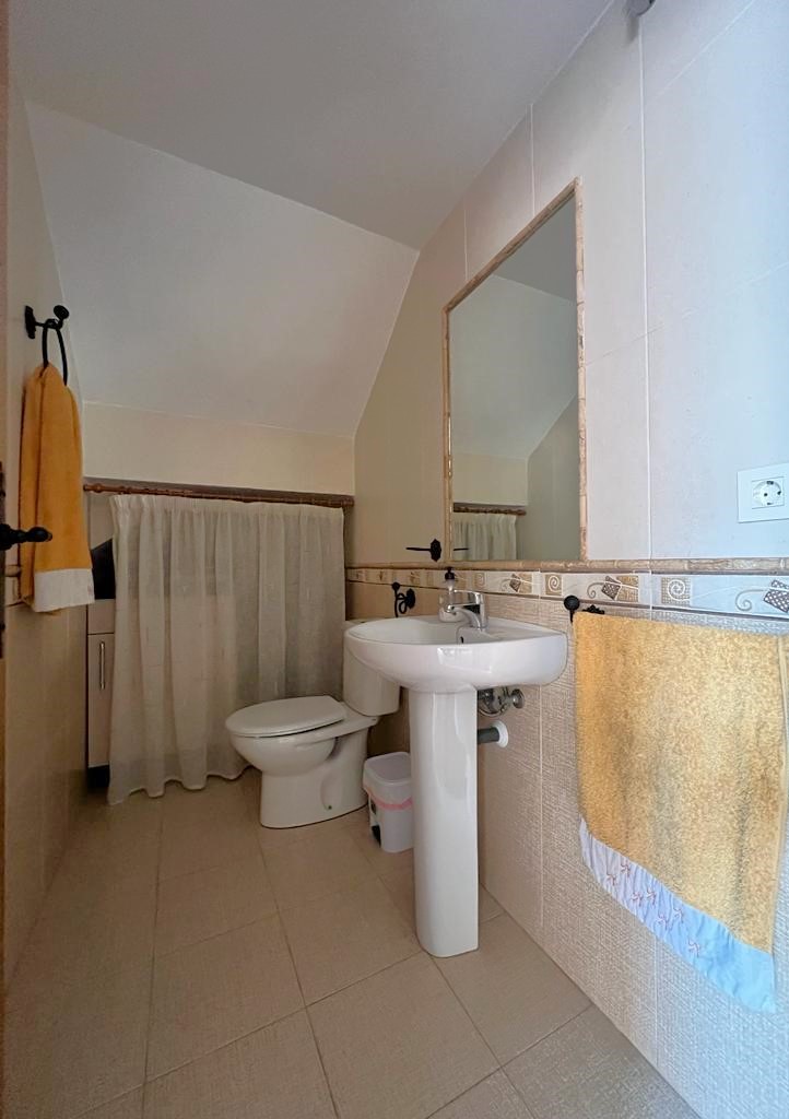 Spacious house for sale with terrace in Vélez de Benaudalla