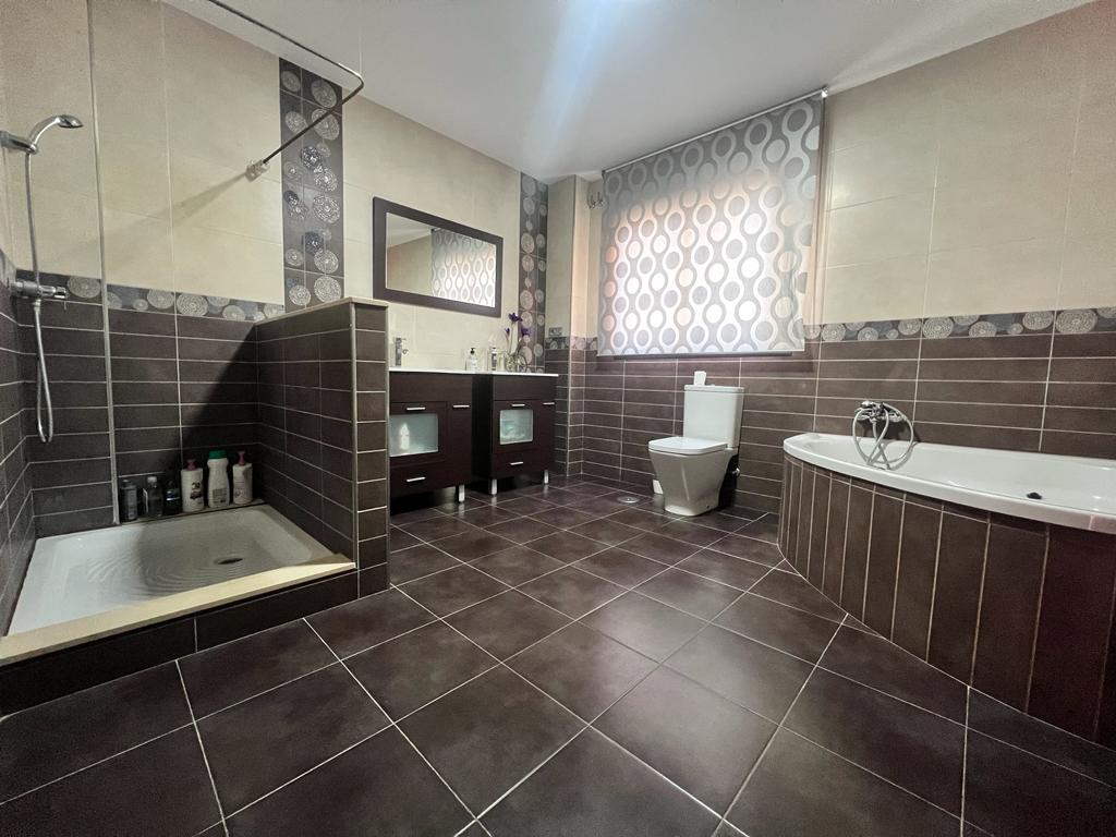 Spacious house for sale with terrace in Vélez de Benaudalla
