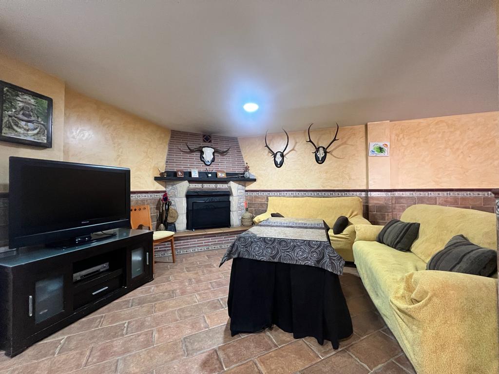 Spacious house for sale with terrace in Vélez de Benaudalla