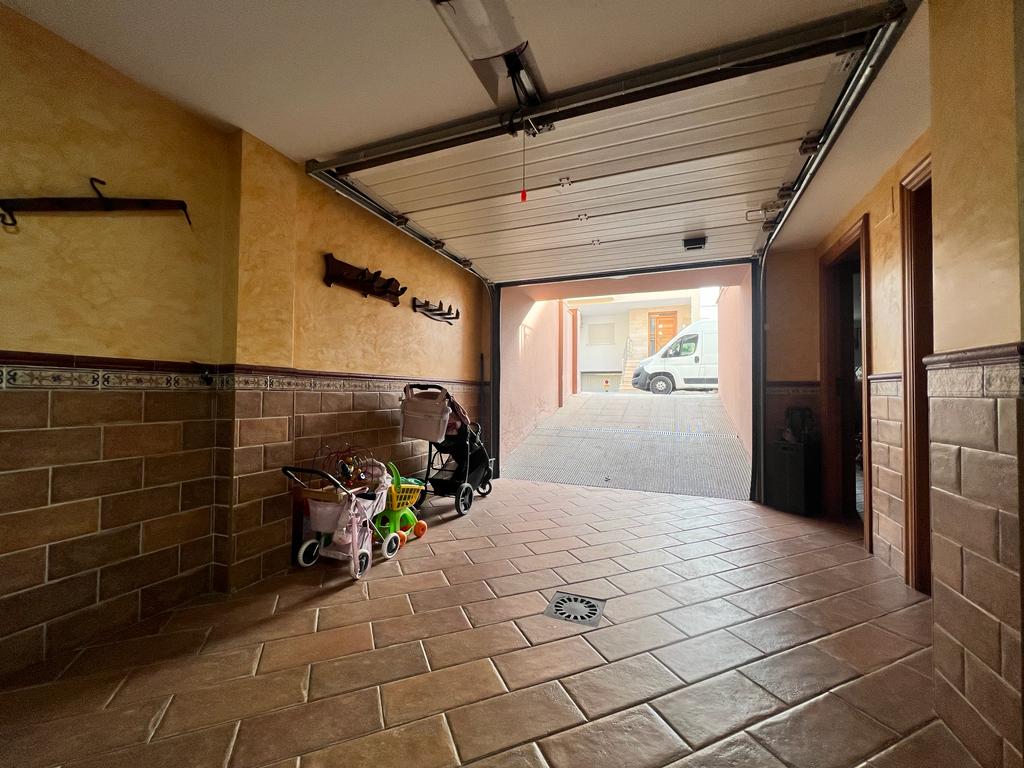 Spacious house for sale with terrace in Vélez de Benaudalla