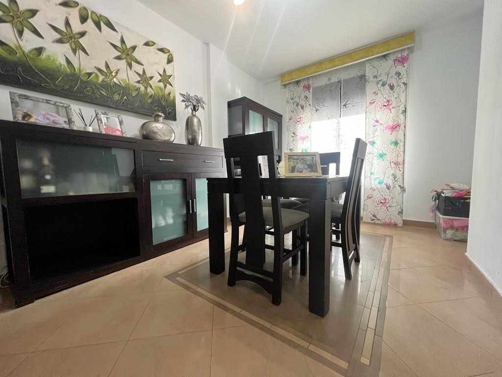 Spacious house for sale with terrace in Vélez de Benaudalla