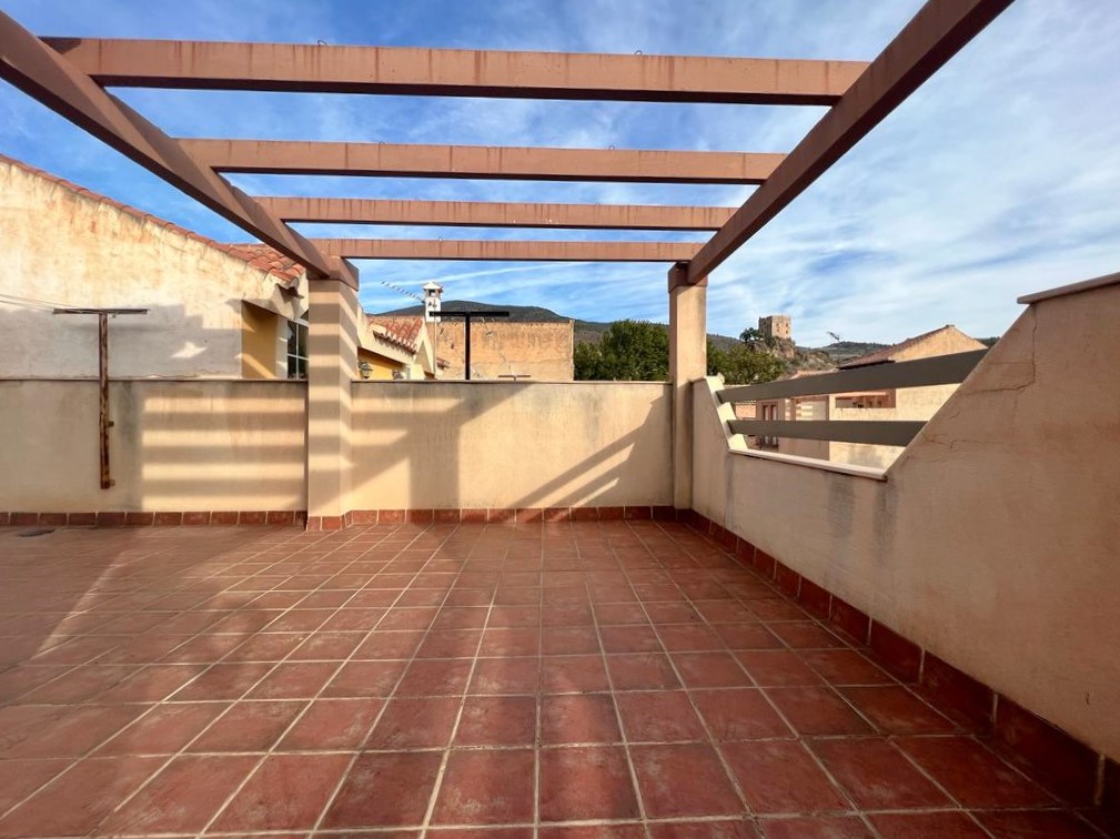 Spacious house for sale with terrace in Vélez de Benaudalla