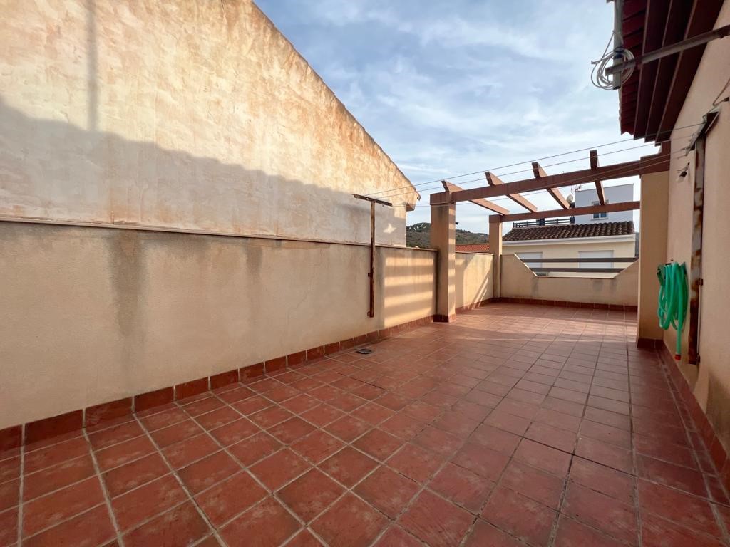 Spacious house for sale with terrace in Vélez de Benaudalla
