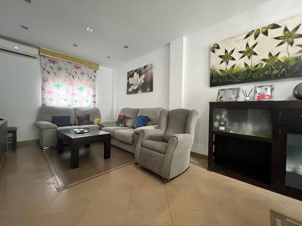 Spacious house for sale with terrace in Vélez de Benaudalla
