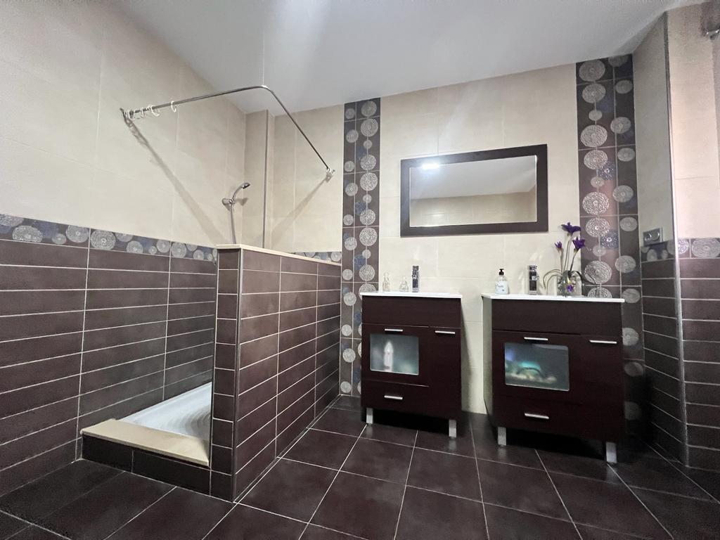 Spacious house for sale with terrace in Vélez de Benaudalla