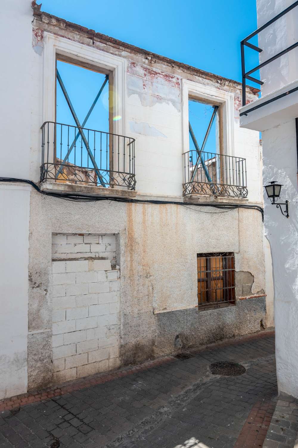 Maison spacieuse avec projet à vendre dans la vieille ville de Salobrena.