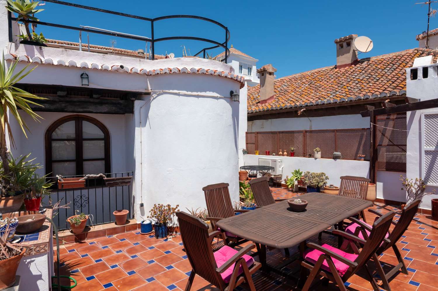 Maison spacieuse avec projet à vendre dans la vieille ville de Salobrena.