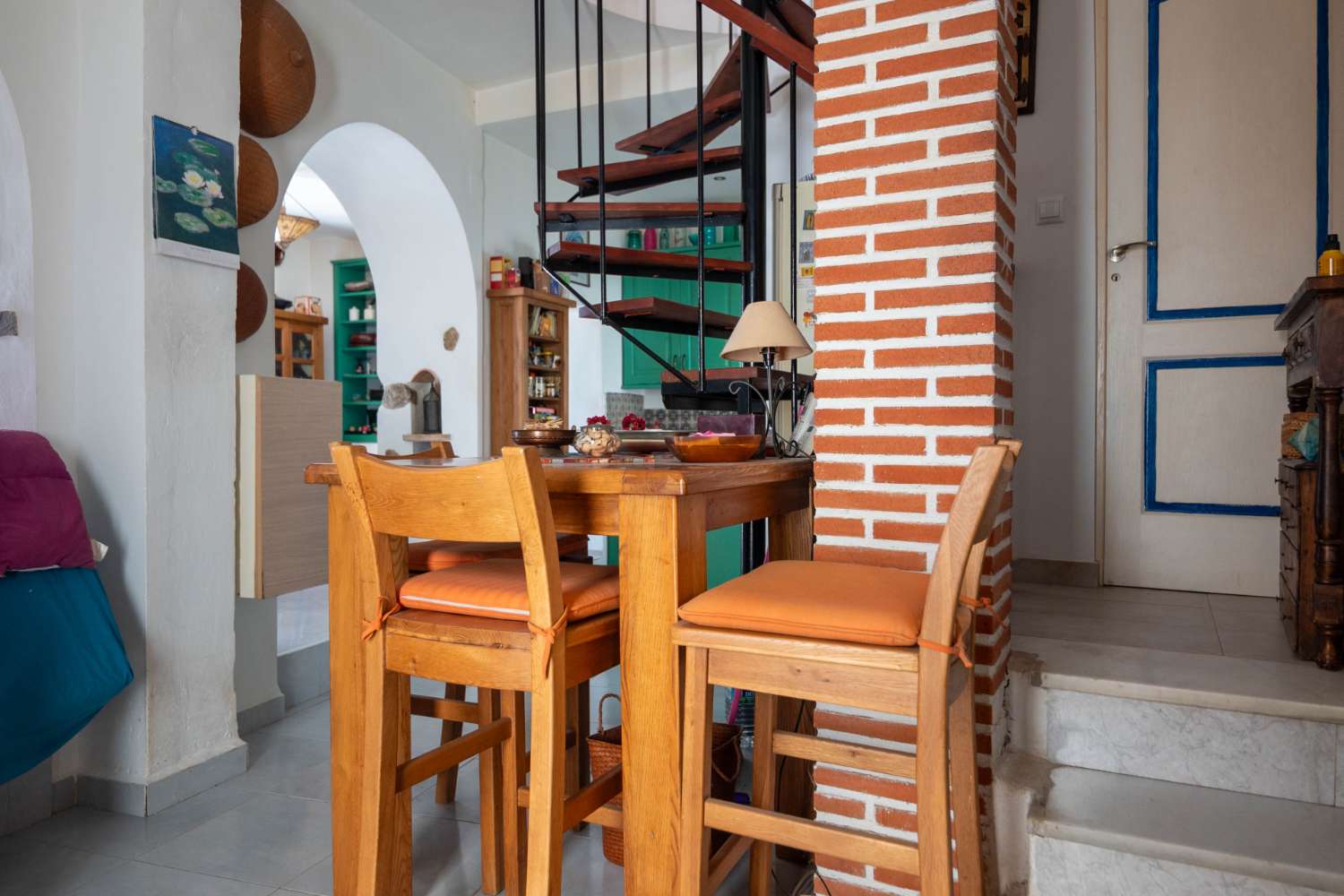 Maison spacieuse avec projet à vendre dans la vieille ville de Salobrena.