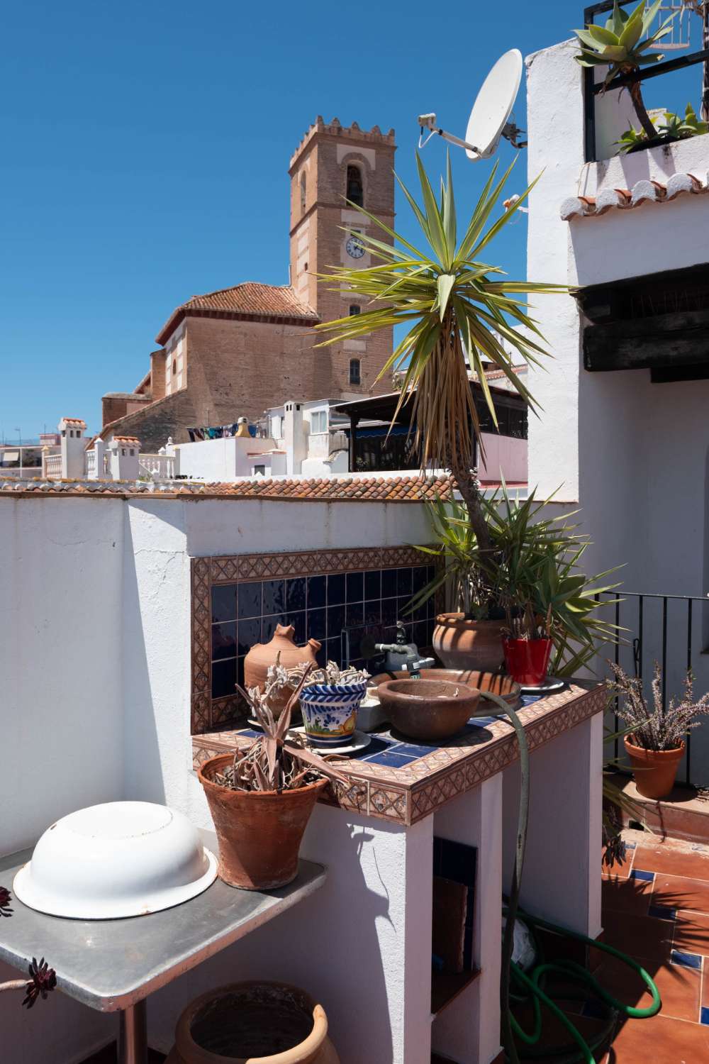 Maison spacieuse avec projet à vendre dans la vieille ville de Salobrena.