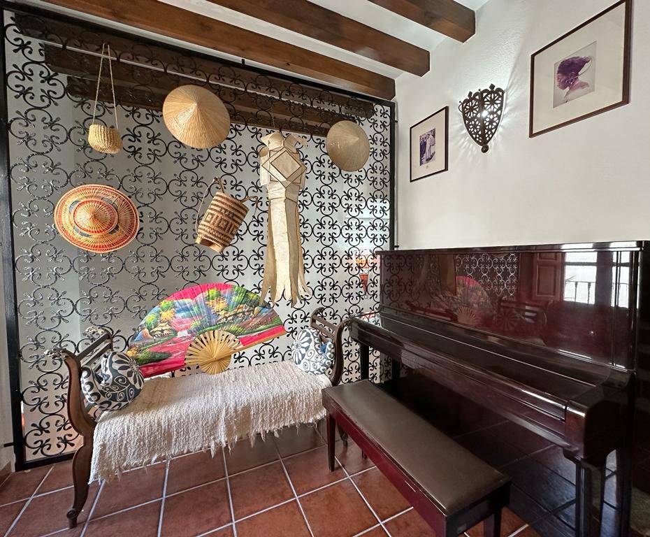 Spacious house with project for sale in the old town of Salobrena