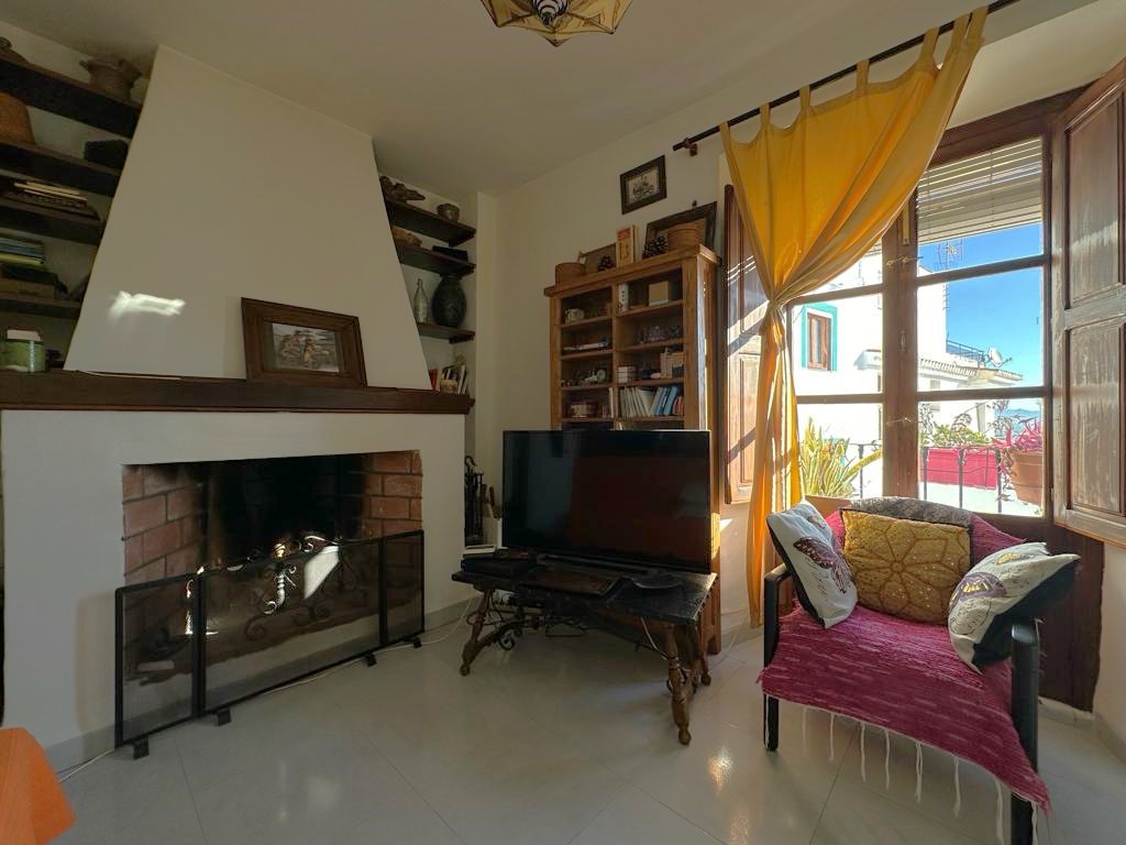 Spacious house with project for sale in the old town of Salobrena