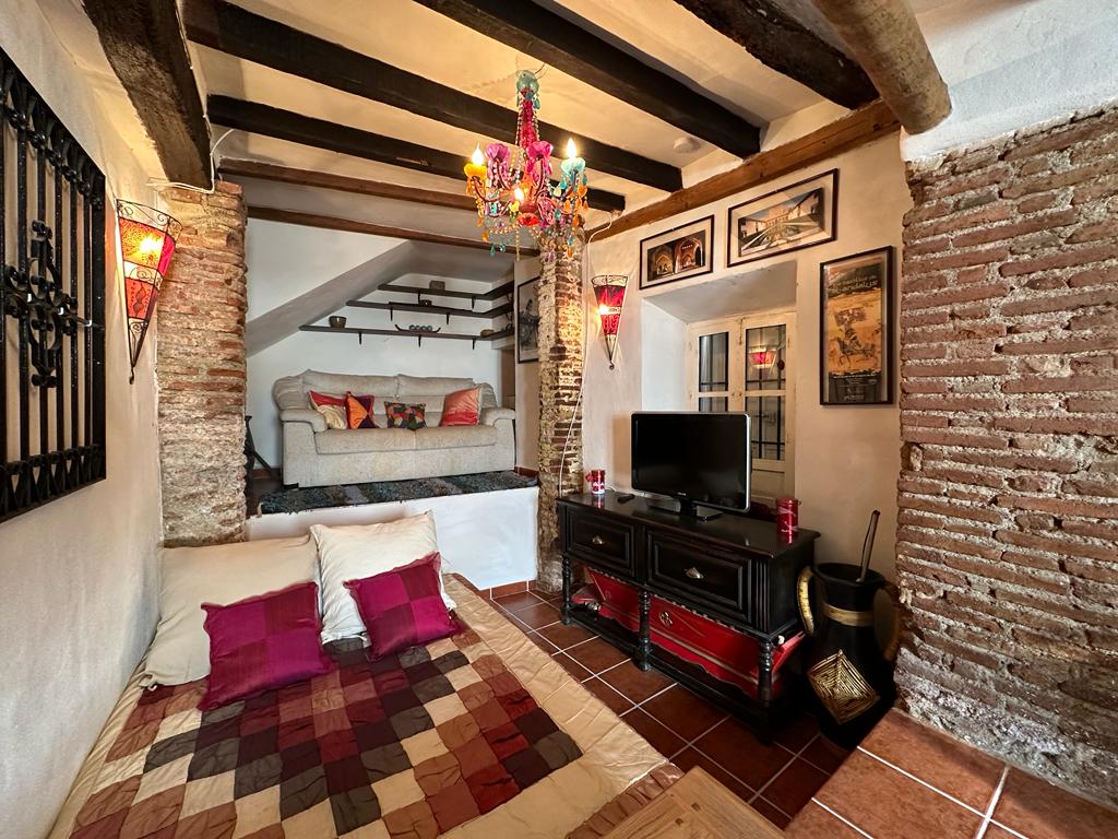 Spacious house with project for sale in the old town of Salobrena