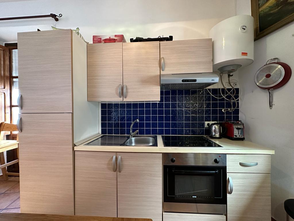 Spacious house with project for sale in the old town of Salobrena