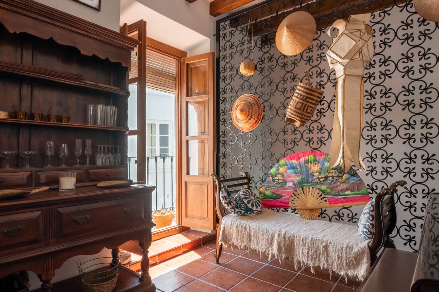 Maison spacieuse avec projet à vendre dans la vieille ville de Salobrena.