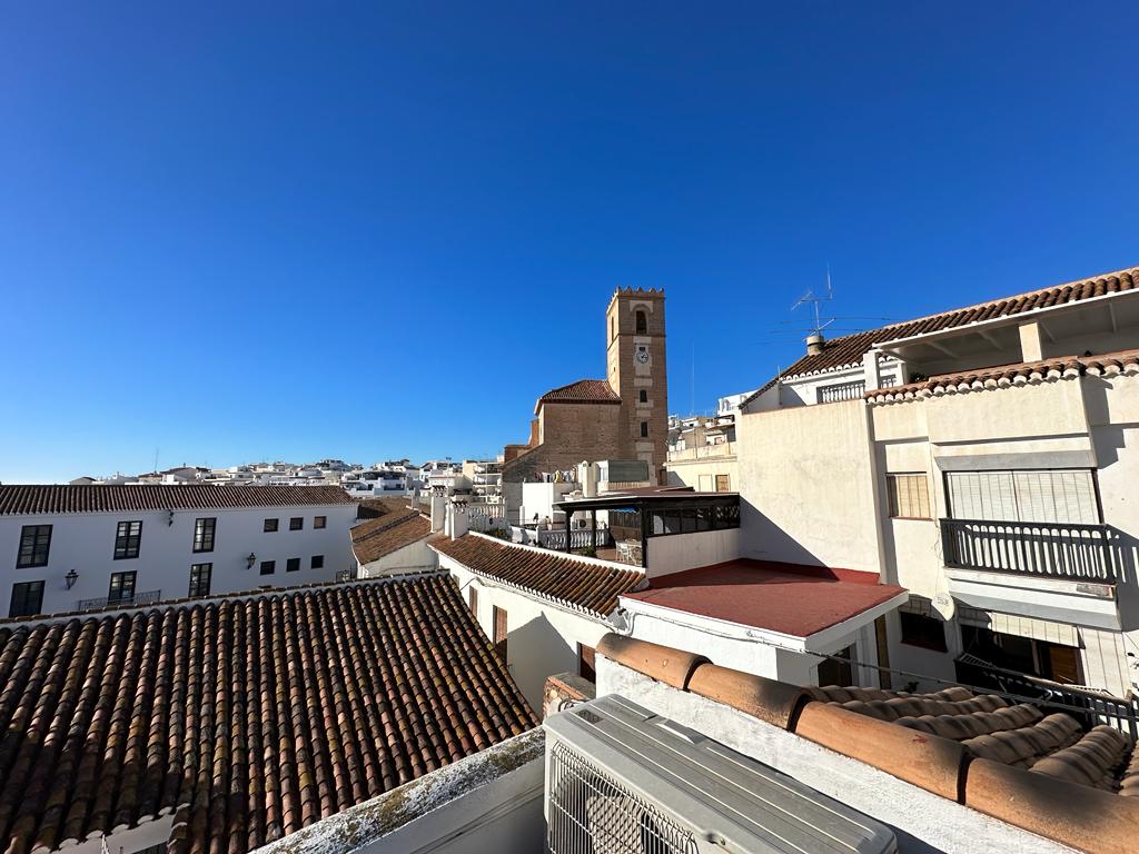 Spacious house with project for sale in the old town of Salobrena