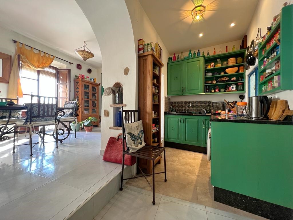 Spacious house with project for sale in the old town of Salobrena